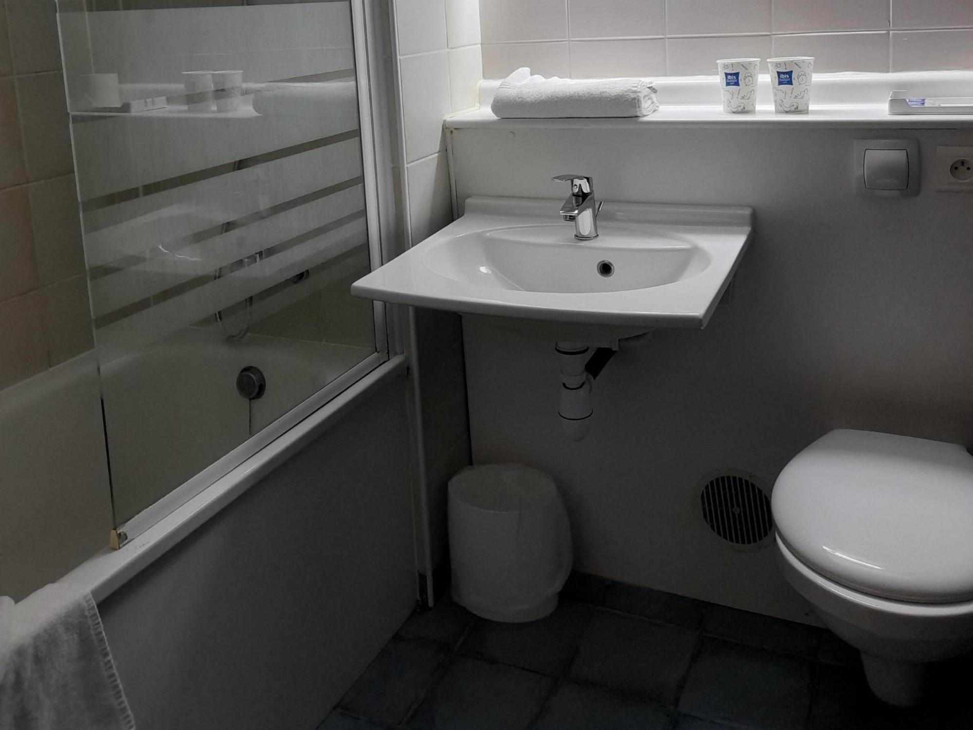 Ibis Budget Bourgoin Jallieu Centre Экстерьер фото