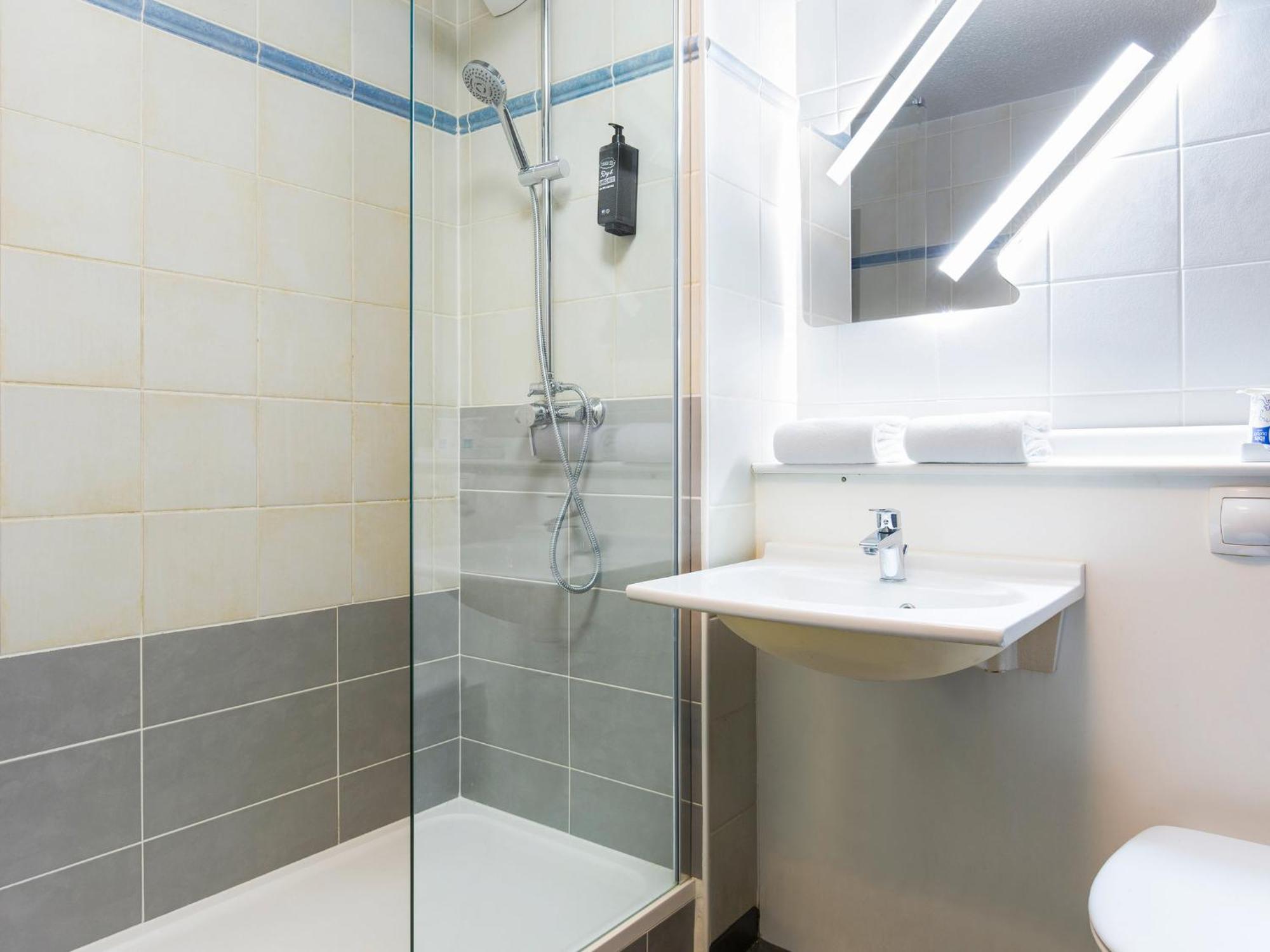 Ibis Budget Bourgoin Jallieu Centre Экстерьер фото
