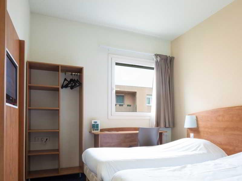 Ibis Budget Bourgoin Jallieu Centre Экстерьер фото