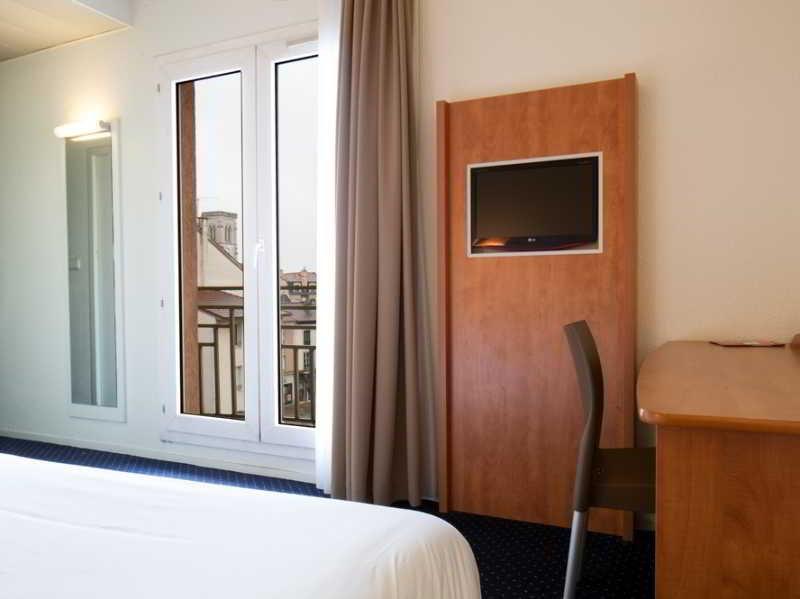 Ibis Budget Bourgoin Jallieu Centre Экстерьер фото